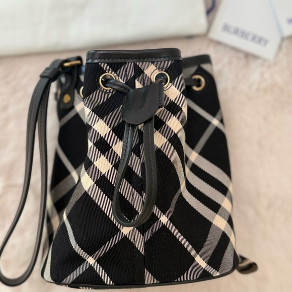 NEW Burberry Checked Drawstring bucket bag - Picture 2 of 10